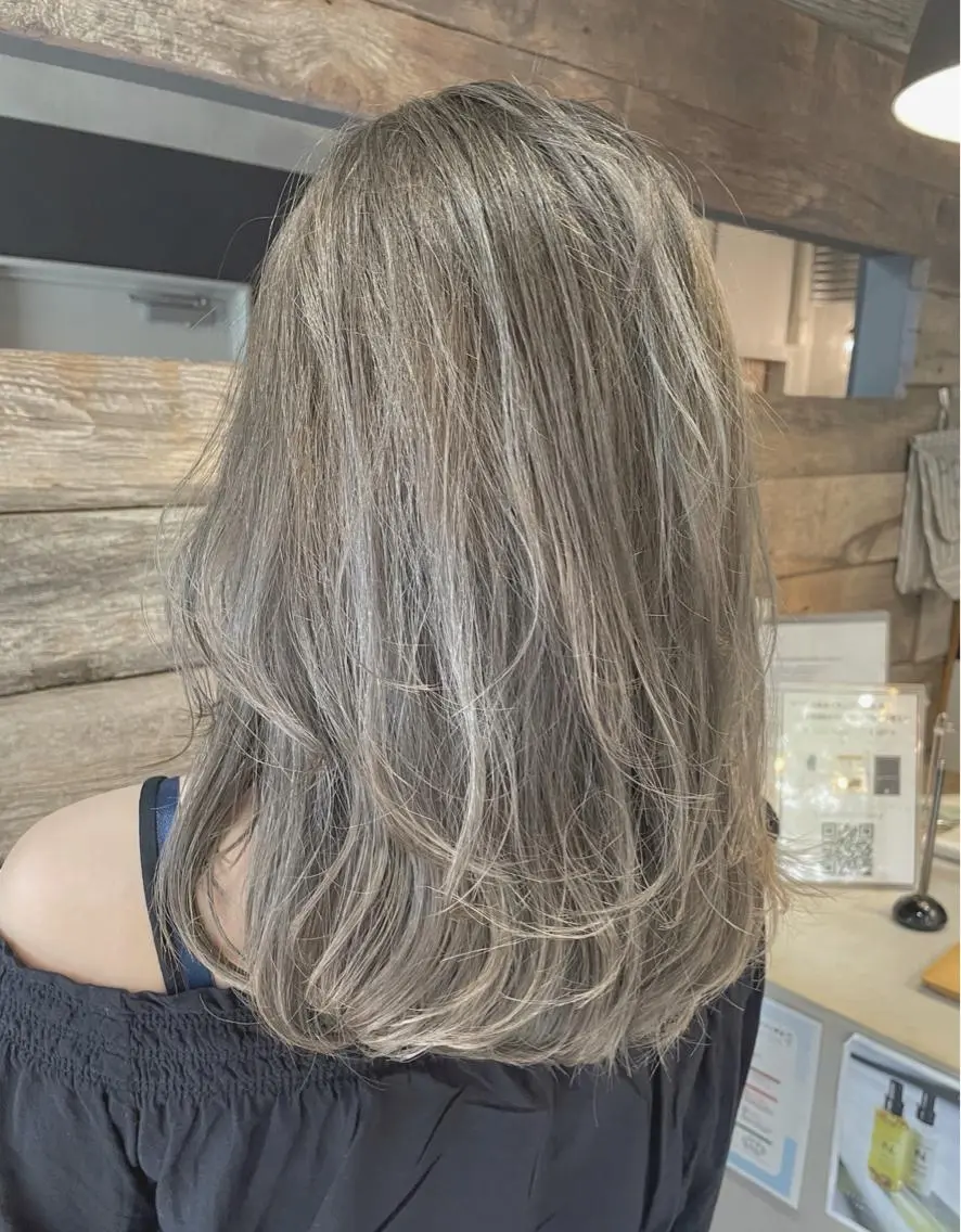セミロング レイヤーカット andKおもろまち店 艶ダブルカラー✨のヘアスタイル