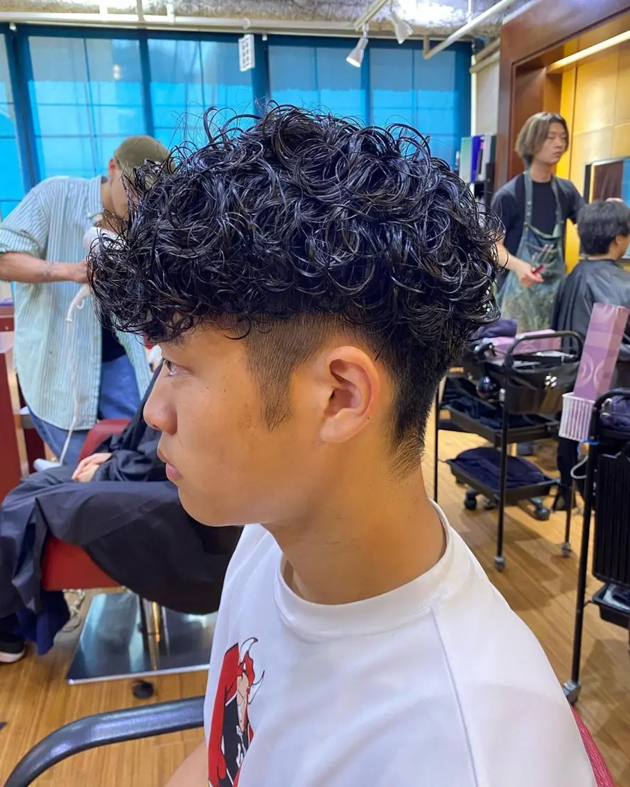 ミディアム パーマ メンズ ミディアムパーマ メンズパーマ メンズ特化 岸本 阪急六甲サロンドロイのヘアスタイル