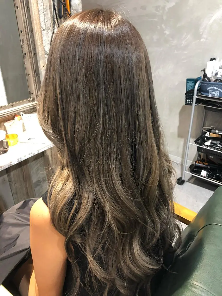 ロング カラー アッシュ アッシュグレー ハイライトカラー ハイトーンカラー ハイライト カット ヘアカラー トリートメント 川野 賢のヘアスタイル