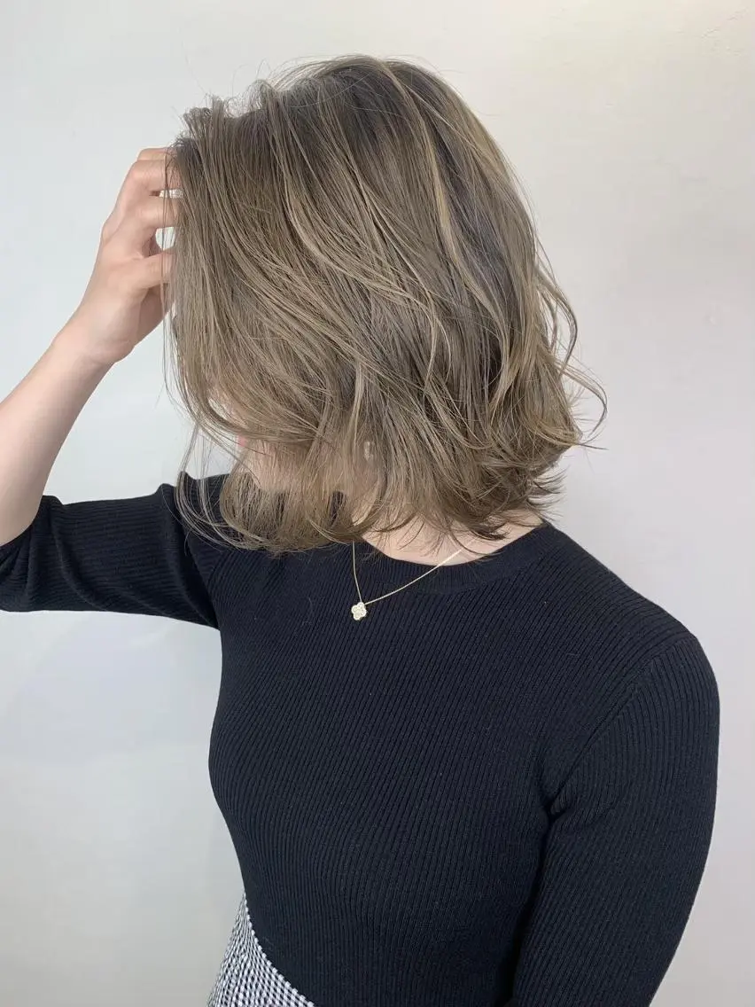 ミディアム ボブ 斜めバング 外国人風カラー 伸ばしかけ ハイライト カット ヘアカラー トリートメント _WHITE鳳店 アンダーバーホワイトのヘアスタイル