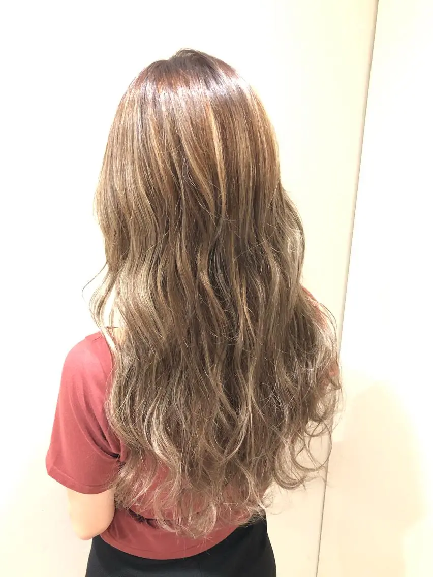 ロング カラー ハイライトカラー ハイライト ヘアカラー トリートメント ハイトーン/ブリーチ ルミエール/新栄/栄のヘアスタイル