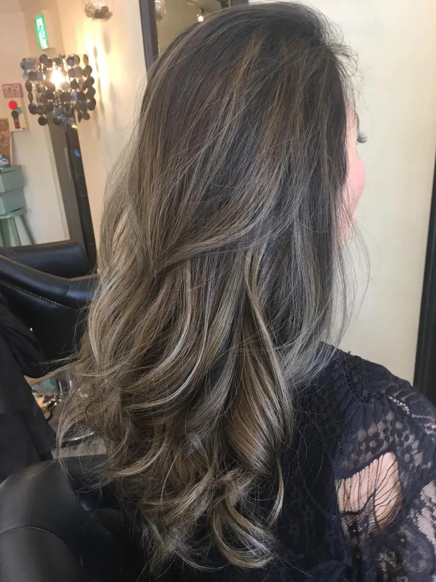 ロング カラー グラデーションカラー ハイライトカラー ハイライト 鶴見 和美のヘアスタイル