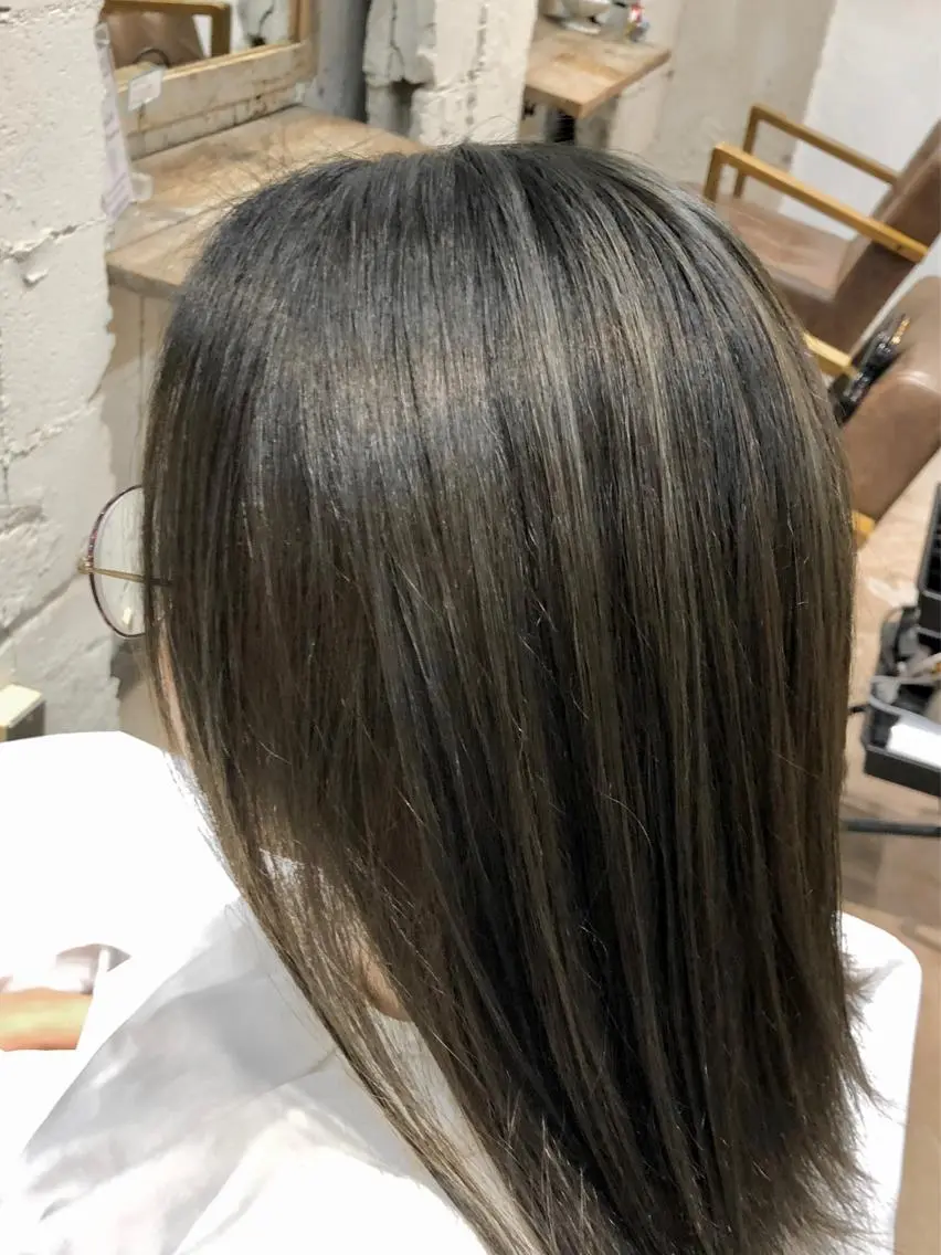 セミロング カラー ブリーチ グラデーションカラー グレージュ ハイライトカラー イルミナカラー 桐原 竜也のヘアスタイル