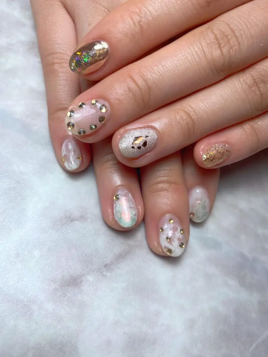 ネイル ミラーネイル ニュアンスネイル ハンドネイル ハンドケア 🌿Charme🌿 MAIのネイルデザイン