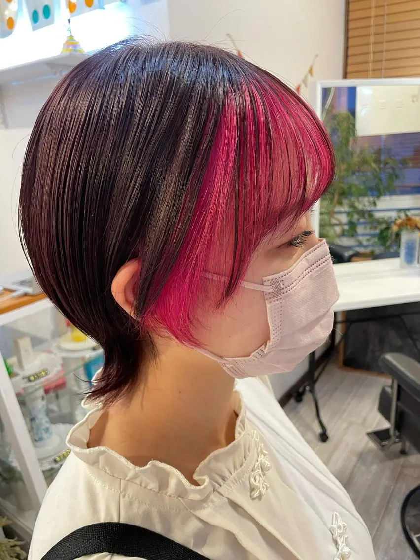 ショート カラー インナーカラー 推し ブリーチ 髪質改善のヘアスタイル