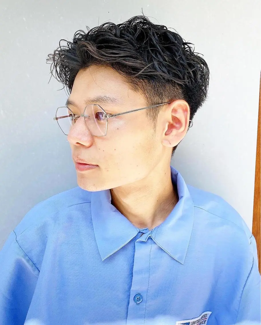ショート パーマ メンズ メンズパーマ 刈り上げ ショートヘア カット ヘアカラー パーマ 縮毛矯正 トリートメント メンズパーマ タカキリョウのヘアスタイル