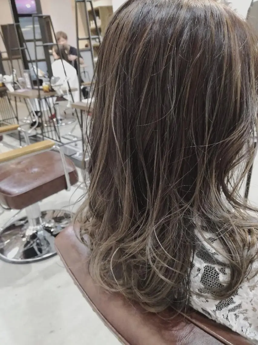 セミロング カラー パーマ ヘアアレンジ ネイル キッズ メンズ マツエク・マツパ グラデーションカラー 外国人風カラー グラデーション 中津No.1髪質改善 店長✨透ける暗髪のヘアスタイル