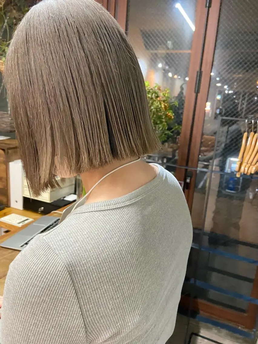 ショート カラー ブリーチ グレージュ SALTWATER AYARIのヘアスタイル