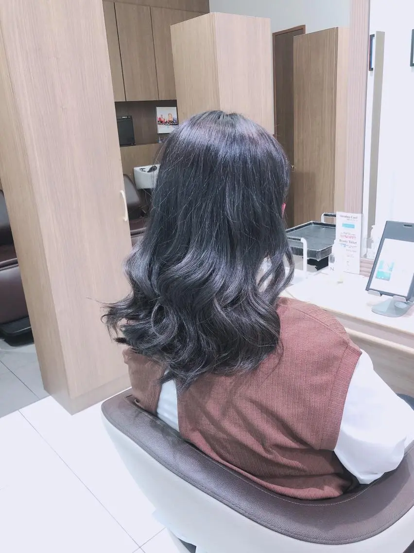 セミロング カラー グレージュ ネイビーカラー 小島 仁美のヘアスタイル