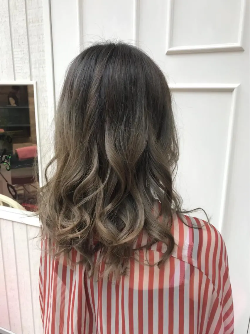 セミロング カラー グラデーションカラー グレージュ シルバー シルバーグレージュ Blanco Color&Careのヘアスタイル
