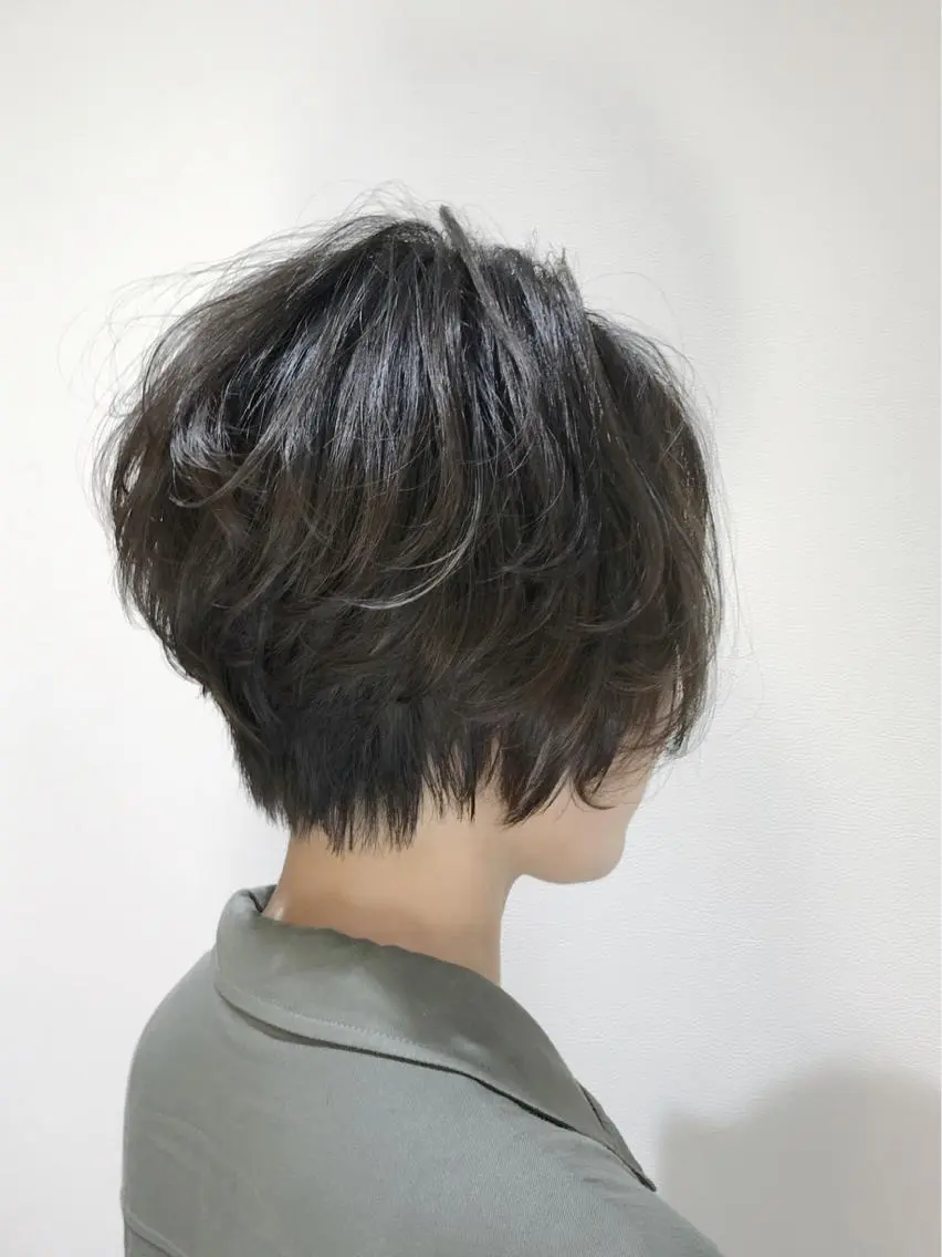ショート カラー ショートボブ ブリーチ 透明感カラー ダークグレー ダークグレージュ カット ヘアカラー ボブ・レイヤーカット 吉敷航一のヘアスタイル