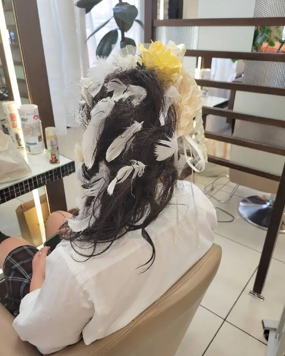 ヘアアレンジ 羽エクステ🪽 🤍まき🤍のヘアスタイル