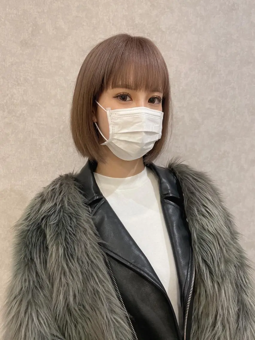 ショート カラー グレージュ ハイトーンカラー ミルクティーグレージュ Rina のヘアスタイル