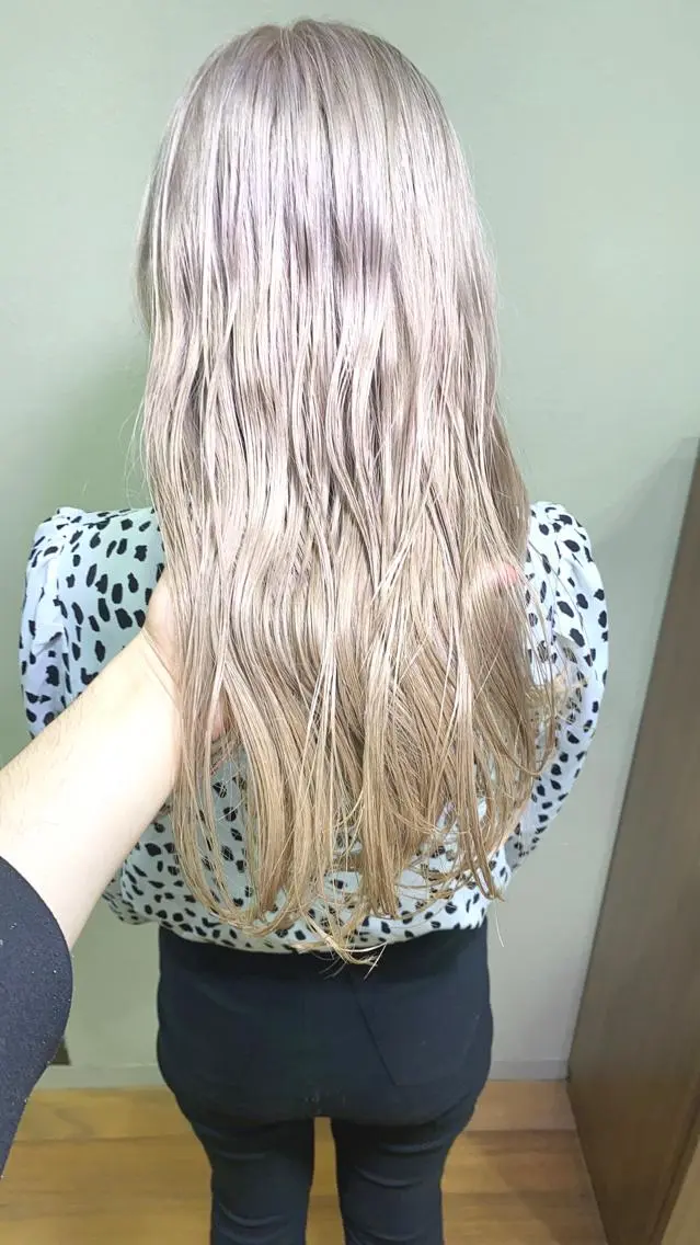 ロング カラー ブリーチ 東條 克義のヘアスタイル