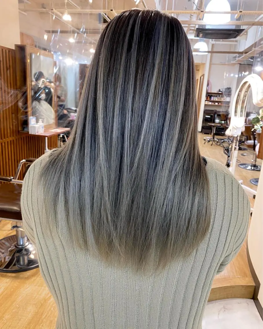 ロング レイヤーカット 白髪ぼかし バレイヤージュ志鎌のヘアスタイル