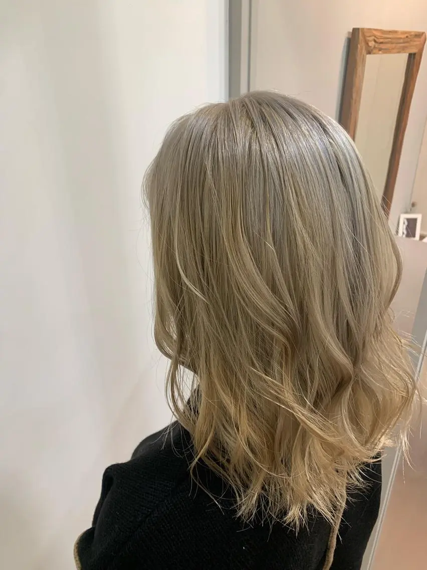 ミディアム カラー ベージュカラー ブリーチ ハイトーンカラー ホワイトベージュ ヘアカラー あべ ゆうかのヘアスタイル