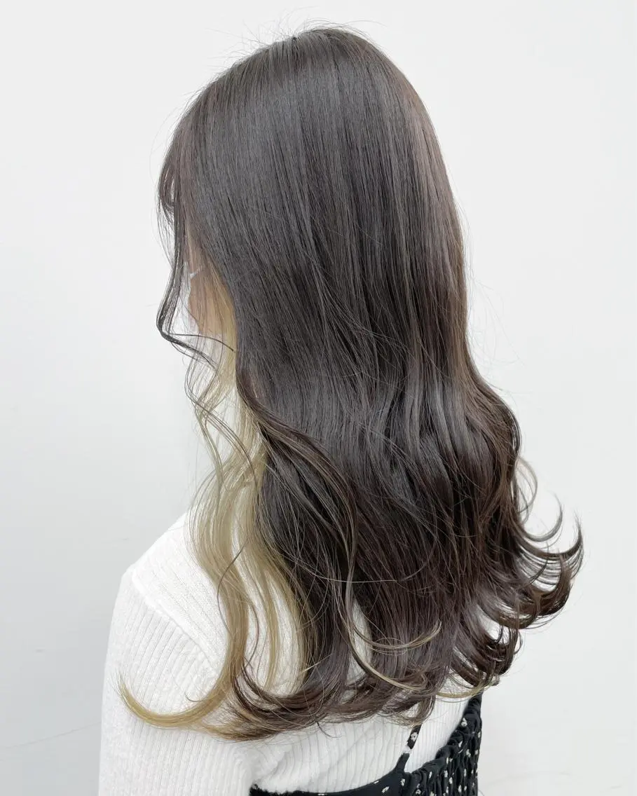 セミロング カラー ヘアアレンジ ベージュカラー インナーカラー ホワイトベージュ ヘアカラー トリートメント 🦄インナーカラー 🦄貫井彩花のヘアスタイル