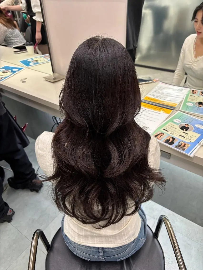 ロング チョコレートブラウン くびれヘア 学生 韓国風ヘア レイヤーカット ヘアセット RYOTA レイヤー 中明度カラー/縮毛のヘアスタイル