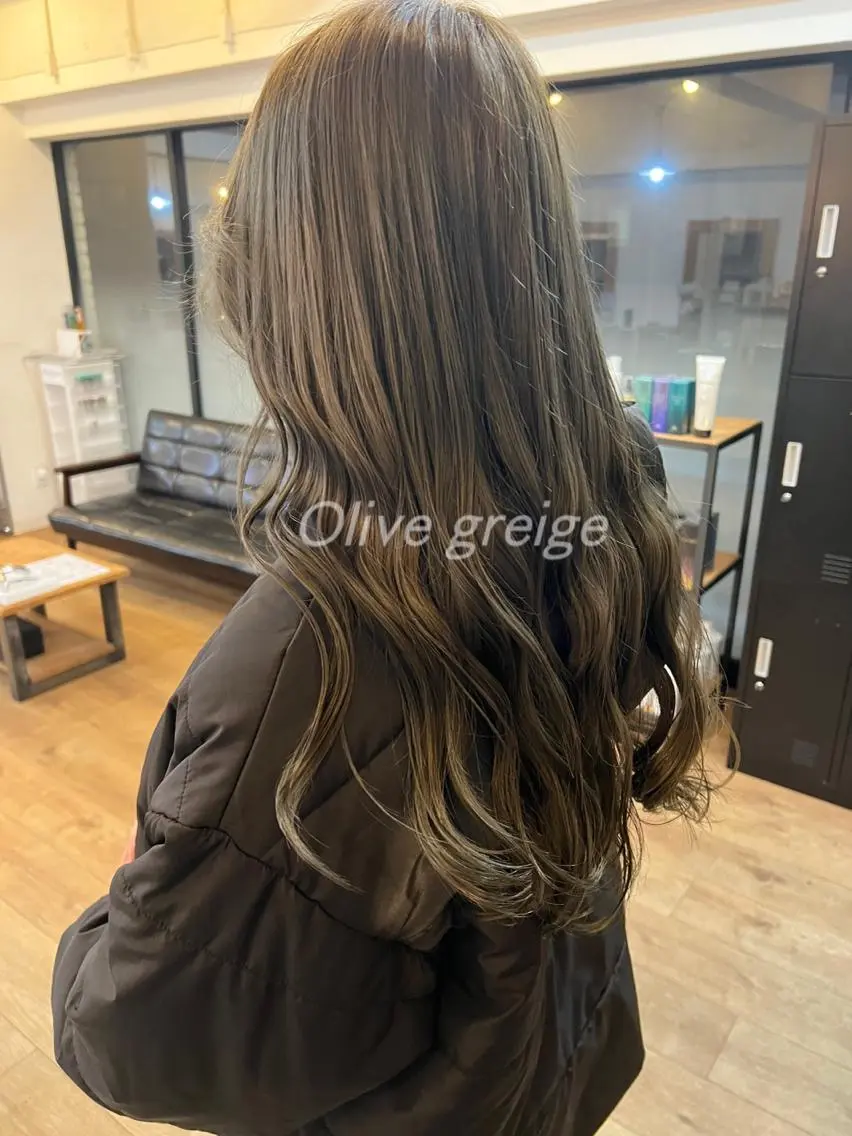 ロング 艶ハイトーン🔆 ️️️安座間 希のヘアスタイル