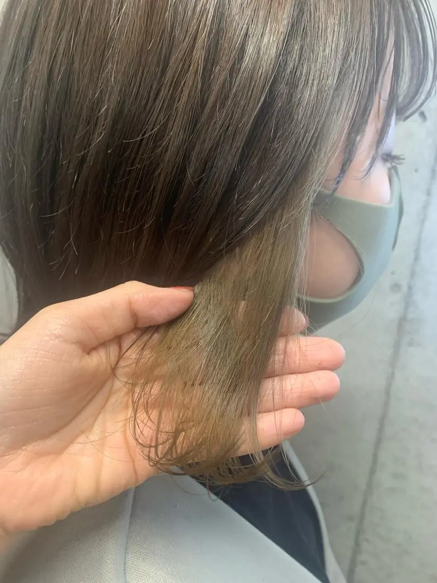 ショート カラー ヘアアレンジ ミストバング インナーカラー サナ🌱 切りっぱなしボブのヘアスタイル
