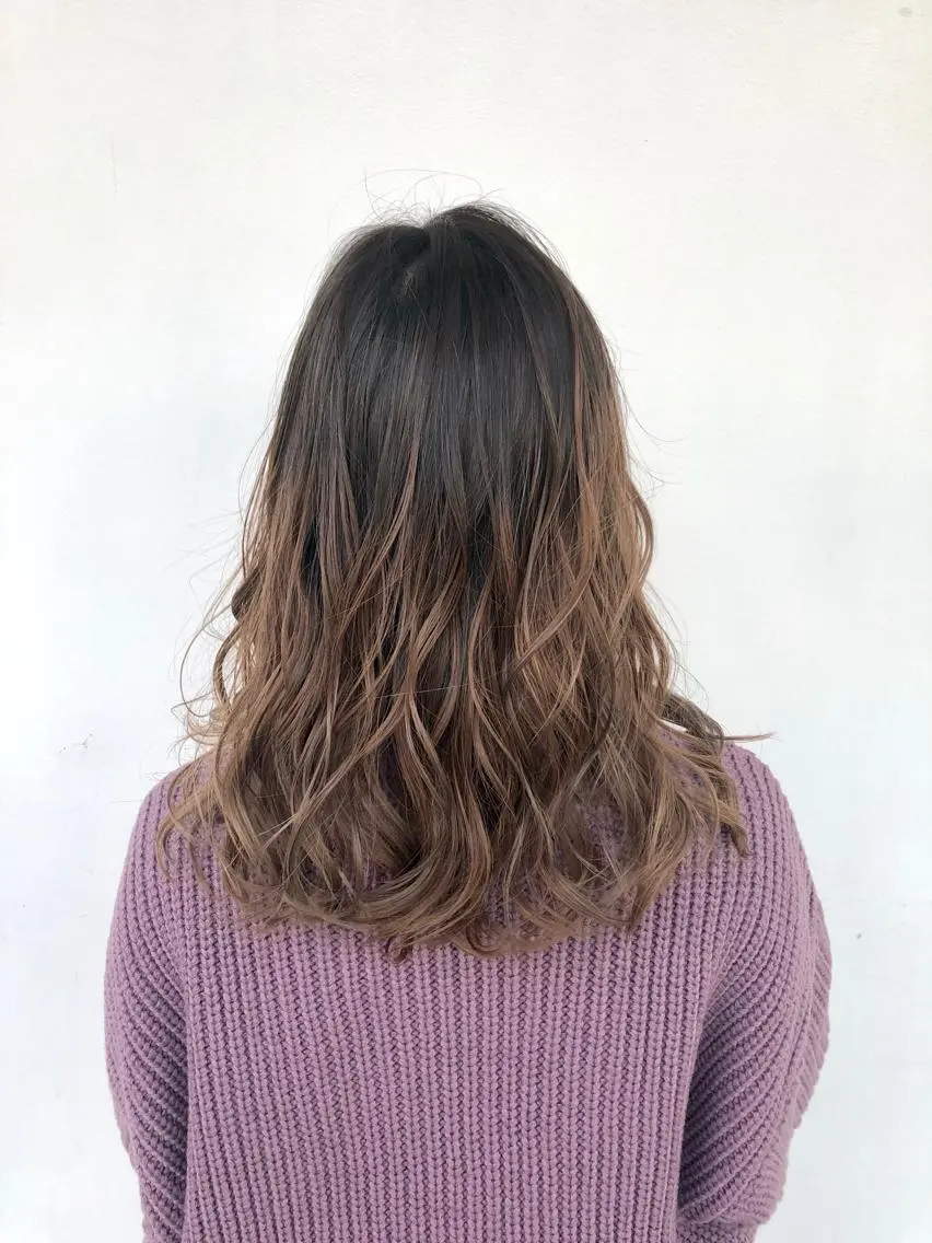 セミロング カラー バレイヤージュ グラデーションカラー グレージュ ミルクティーグレージュ レイヤーカット 東條 克義のヘアスタイル