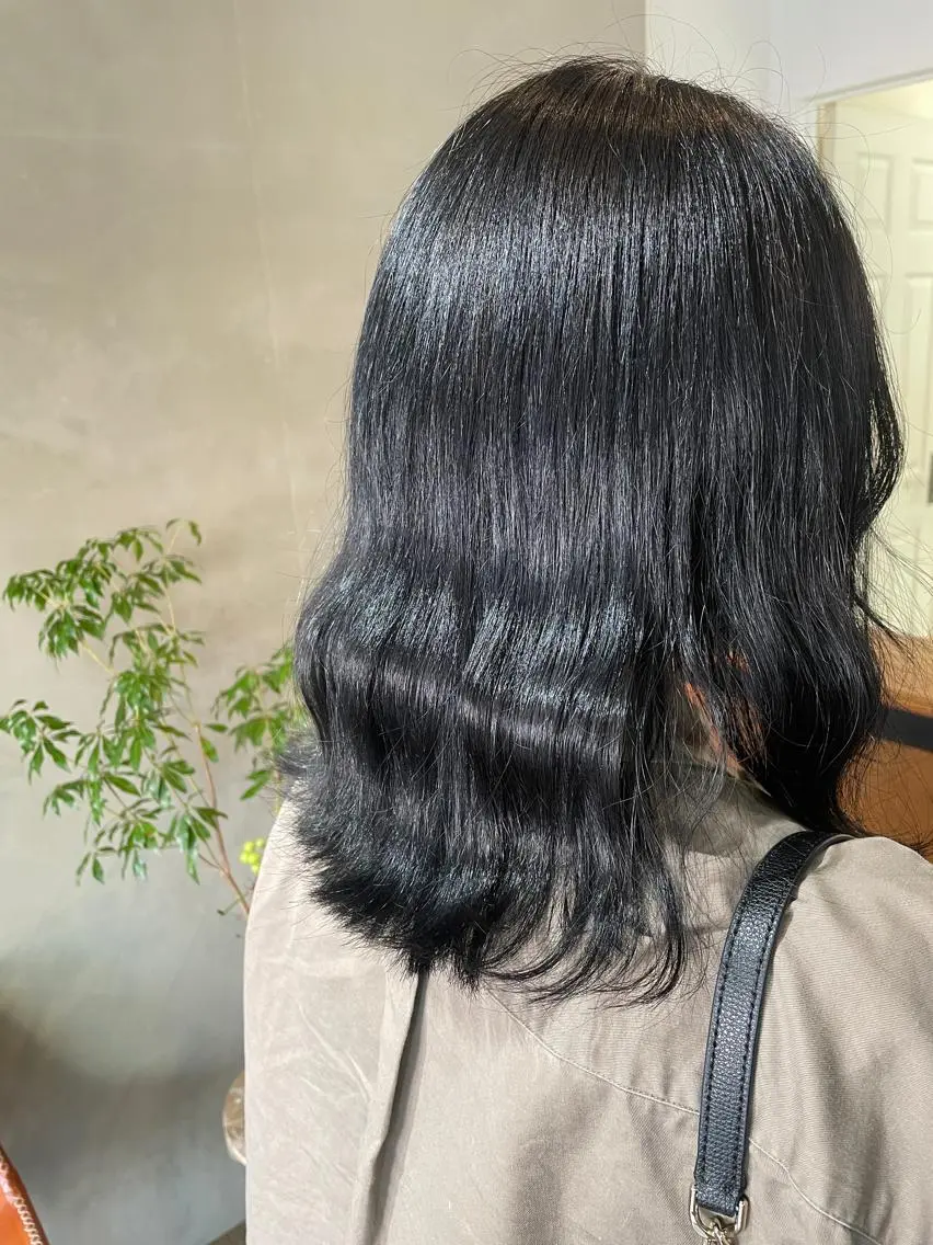 ミディアム カラー ブルーカラー ネイビーカラー カジ エリナのヘアスタイル