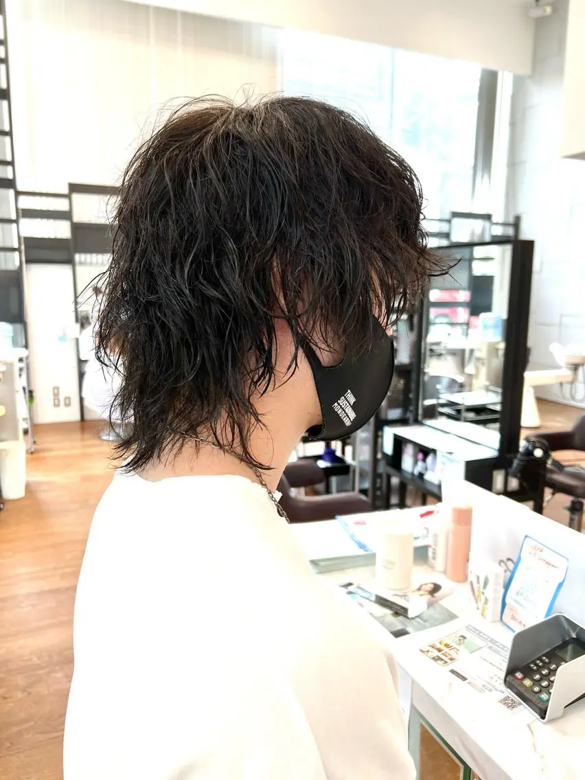 ミディアム パーマ メンズ ミディアムパーマ メンズパーマ メンズウルフカット ウルフカット 井坂 卓真のヘアスタイル