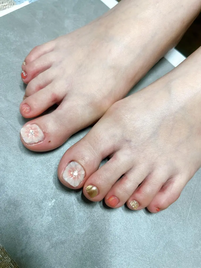 ネイル フラワーネイル フットネイル ジェルネイル ぷっくりネイル フットネイル nailsalon Graciaのネイルデザイン