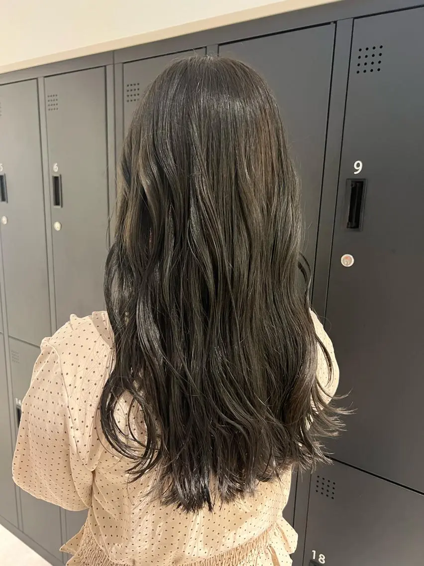 ロング カラー ベージュカラー オリーブベージュ 暗髪カラー🫐パーマ おくだりんかのヘアスタイル