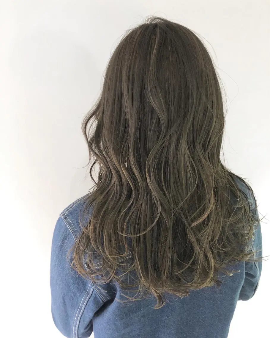ロング カラー アディクシーカラー ベージュカラー ハイライトカラー オリーブベージュ ハイライト ヘアカラー トリートメント 🍊新宿南口🍊 ERINAのヘアスタイル