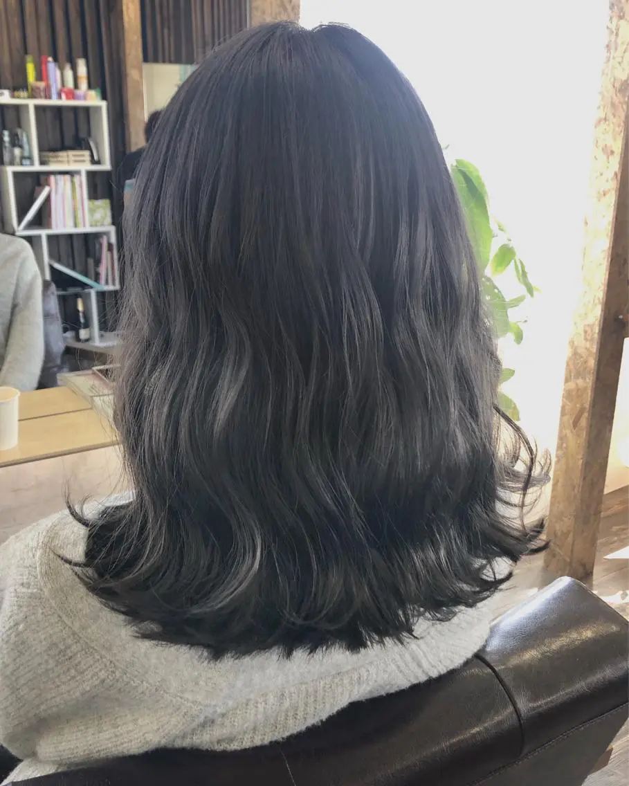 セミロング カラー ブリーチ ダークグレー 女性リピ90%🍨 🩷佐藤みずきのヘアスタイル