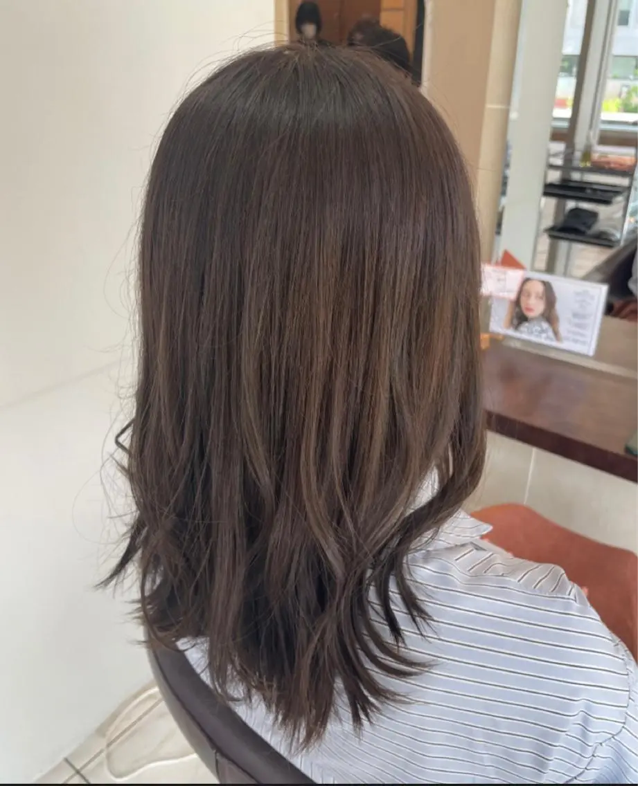 セミロング カラー グレージュ 垢抜け透明感カラー 🌻篠崎梓🌻のヘアスタイル
