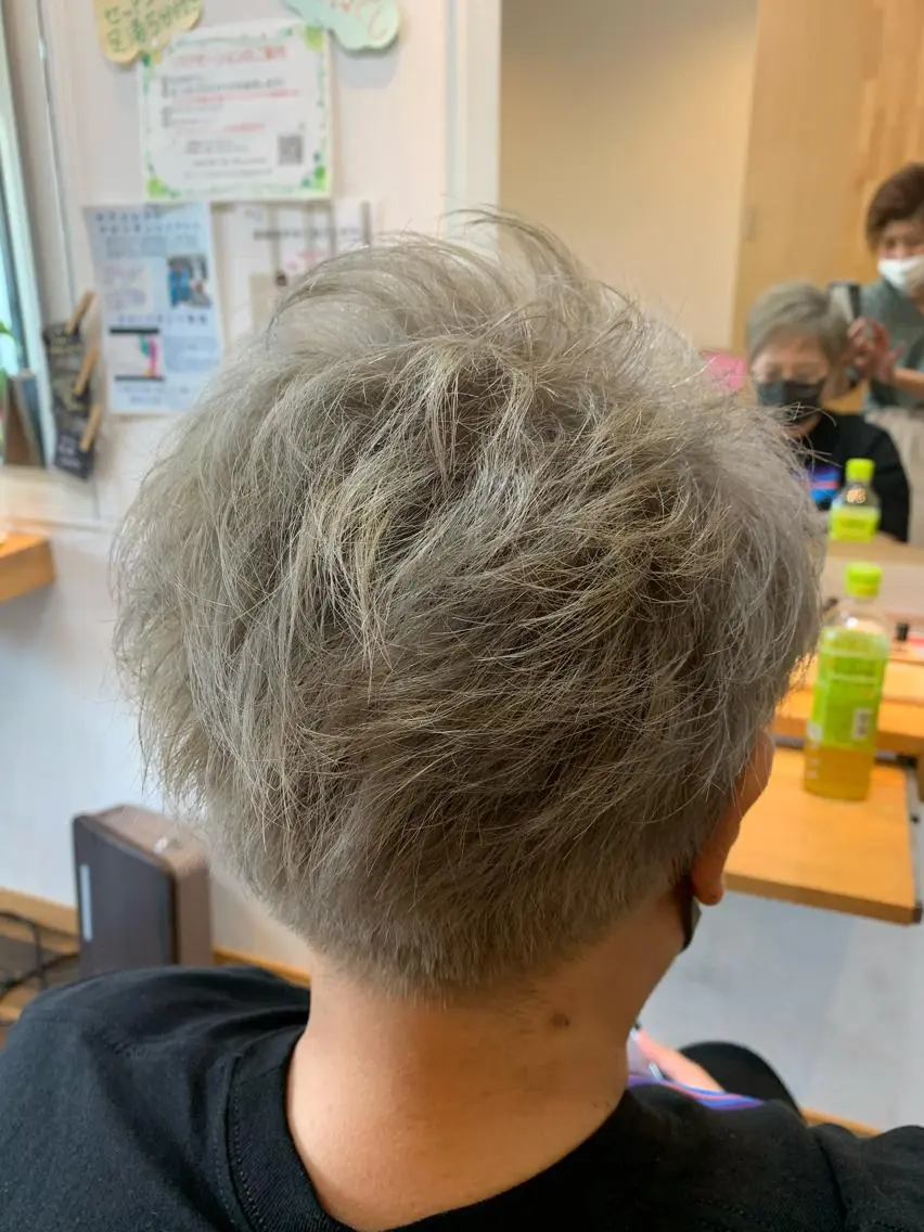 ショート カラー ブリーチ イルミナカラー 石川 奈緒子のヘアスタイル