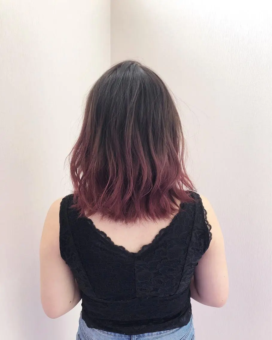 セミロング カラー グラデーションカラー ピンクカラー レッドカラー 白井 つづりのヘアスタイル