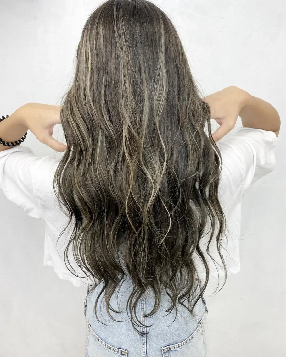 ロング カラー ハイライトカラー ハイライト ヘアカラー トリートメント ブリーチカラーレイヤ ーカット🦋annaのヘアスタイル