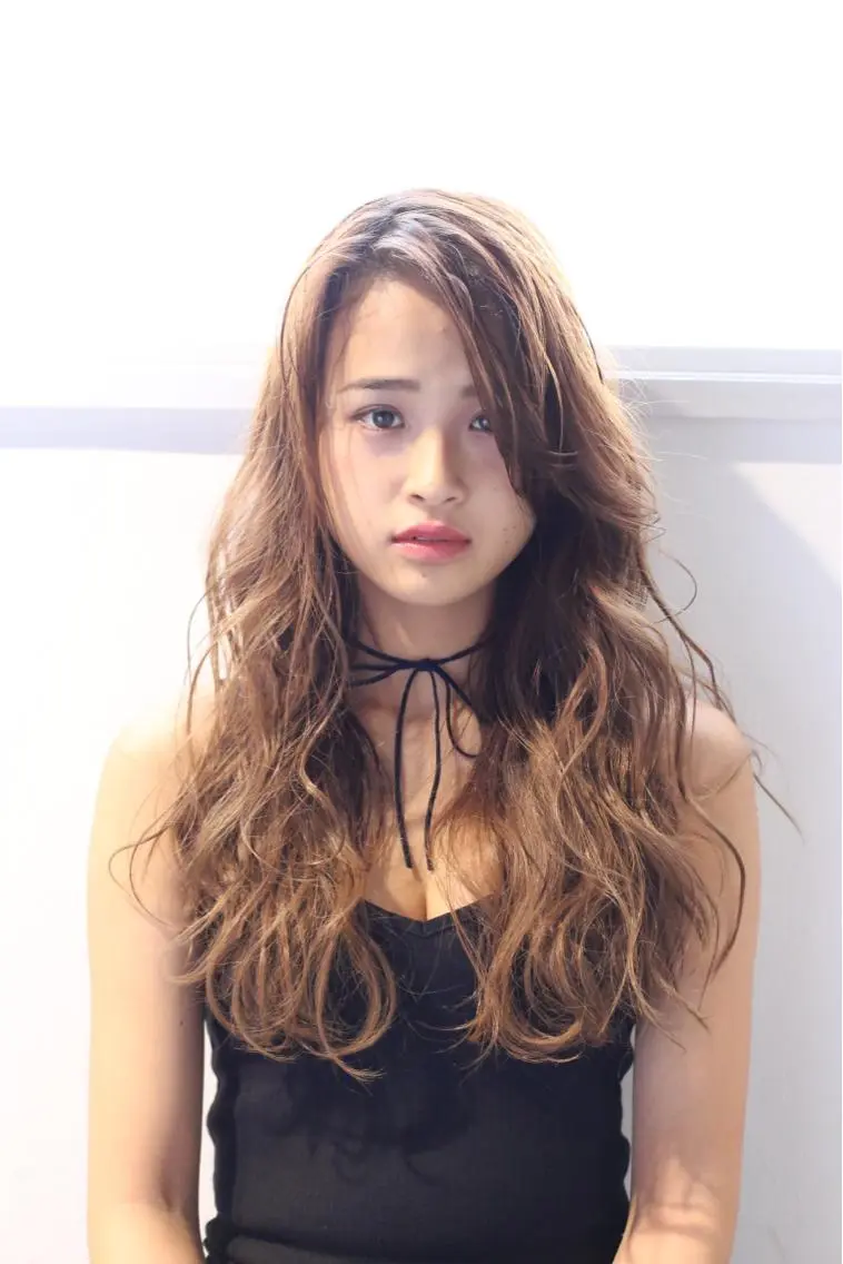 セミロング 韓国式パーマ🔥 ブリーチ🔥TOMOのヘアスタイル