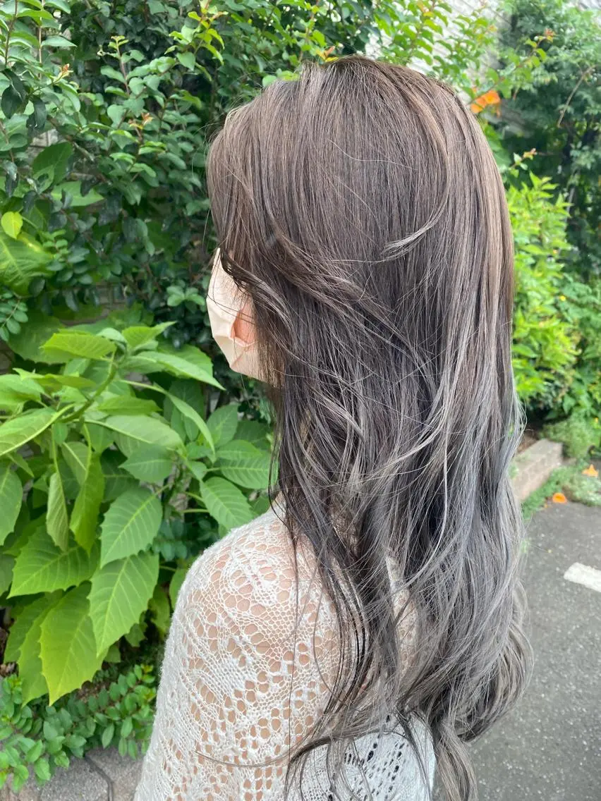 ロング アッシュ アッシュグレー アッシュグレージュ カット ヘアカラー トリートメント 永沼 真依のヘアスタイル