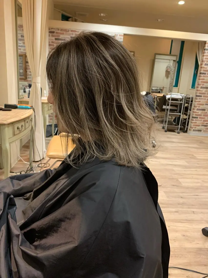 ミディアム レイヤーカット Lit.豊橋 夏目のヘアスタイル