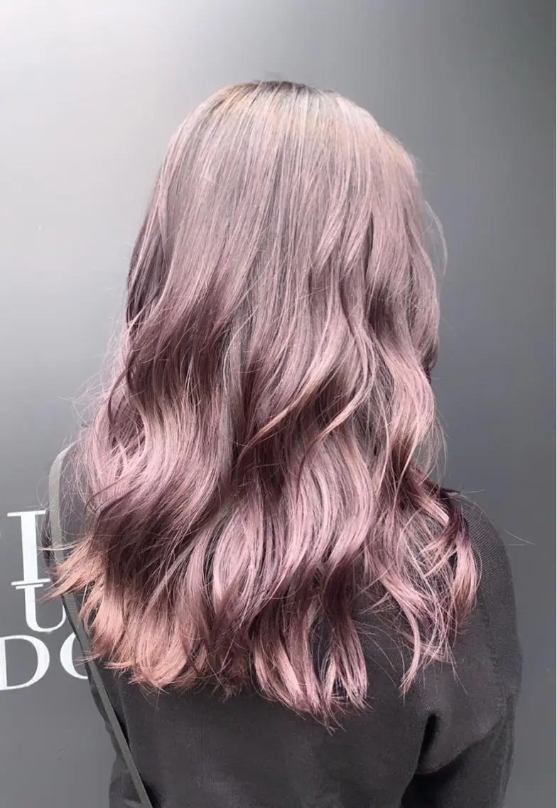 セミロング ヘアカラー トリートメント 淡いハイトーンカラー レイヤーカットゆうかのヘアスタイル