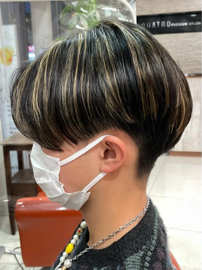 ショート カラー メンズ センターパート メンズハイライト メンズメッシュ ハイライトカラー メッシュ 井上 武輝のヘアスタイル