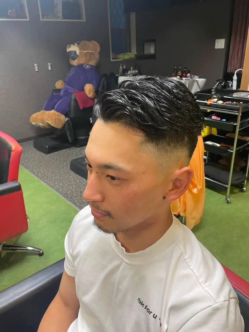 ショート メンズ フェードカット メンズパーマ 七三 スキンフェード くせ毛 カット デザインカラー🏝️ 須賀汐音のヘアスタイル