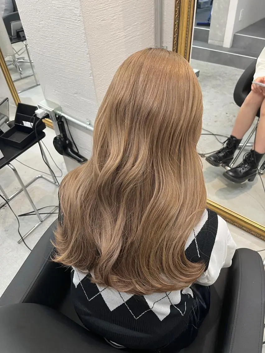 ロング カラー ベージュカラー ブリーチ ミルクティーベージュ グレージュ/透け感 カラー/透明感カラーのヘアスタイル