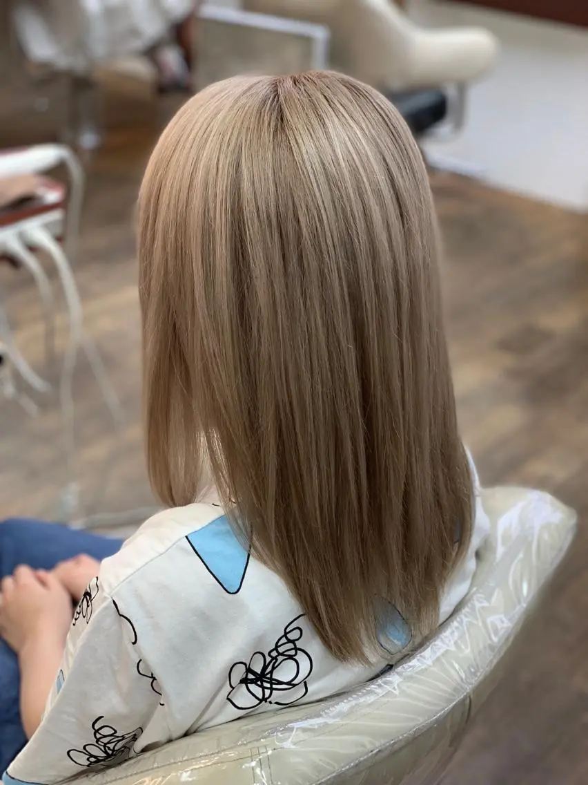 ミディアム カラー ベージュカラー ブリーチ ミルクティーベージュ カット ヘアカラー 左藤 翔平のヘアスタイル