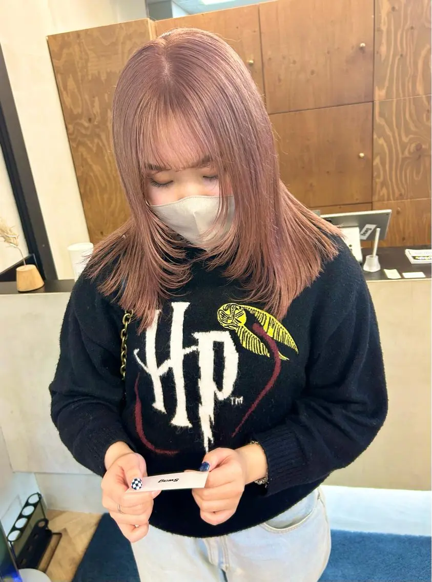 ミディアム カラー パーマ ヘアアレンジ ベージュカラー ブロンド ブロンドベージュ ハイトーンカラー ピンクカラー デザインカラー/ボブ ブリーチカラー/ユリのヘアスタイル