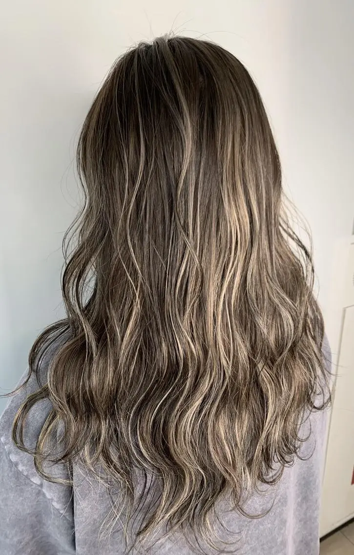 セミロング カラー パーマ ヘアアレンジ シールエクステ アッシュ バレイヤージュ ベージュカラー ブリーチ シール、 羽エクステのヘアスタイル