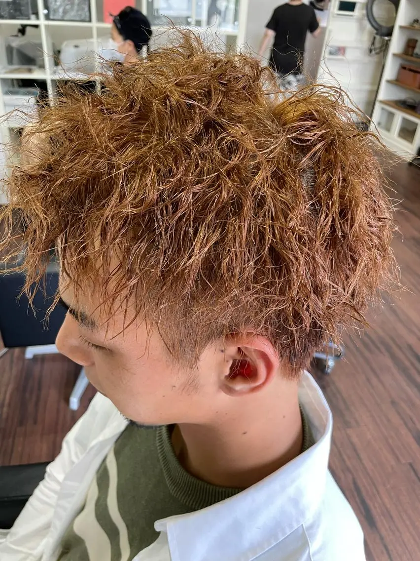 パーマ メンズ メンズブリーチ フェードカット メンズハイライト メンズインナーカラー マッシュ シンヤヘアーズ 泉大津本店のヘアスタイル