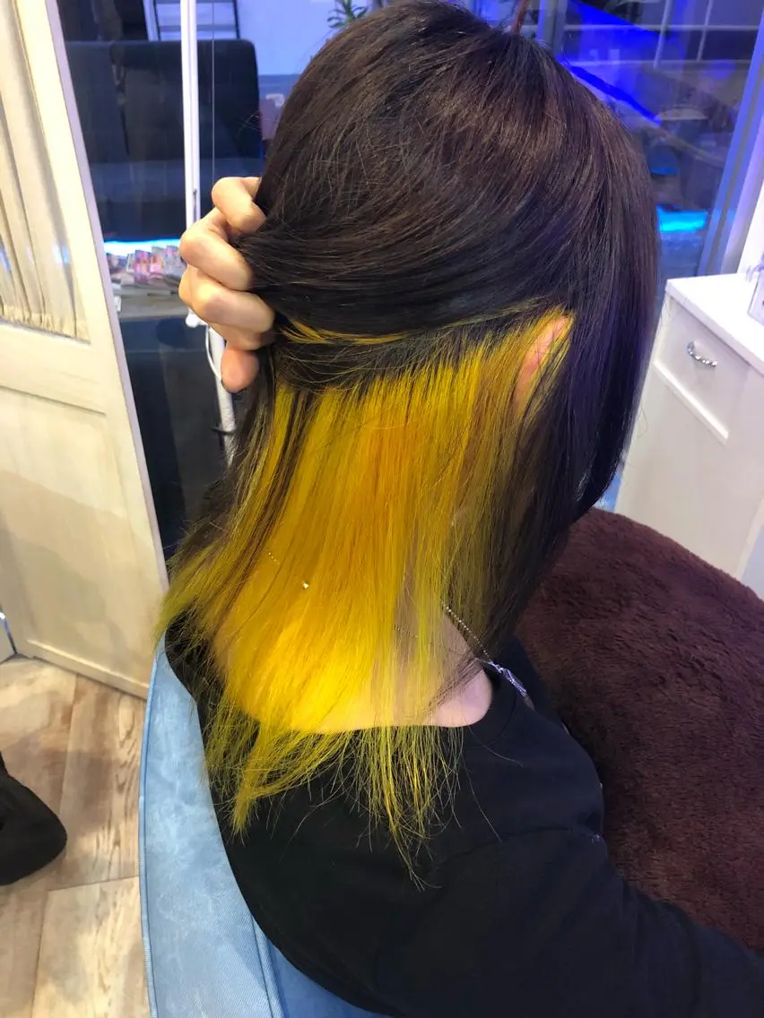 カラー ブリーチ インナーカラー イエローカラー 白井 つづりのヘアスタイル