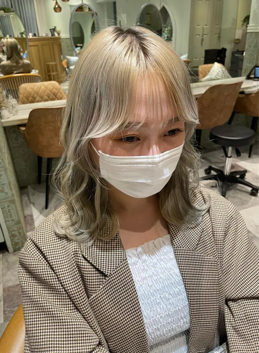ミディアム カラー ベージュカラー 黒髪 ブリーチ ブルーカラー ブルーブラック ヘアカラー トリートメント 木屋元一/透明感 /前髪/レイヤーのヘアスタイル