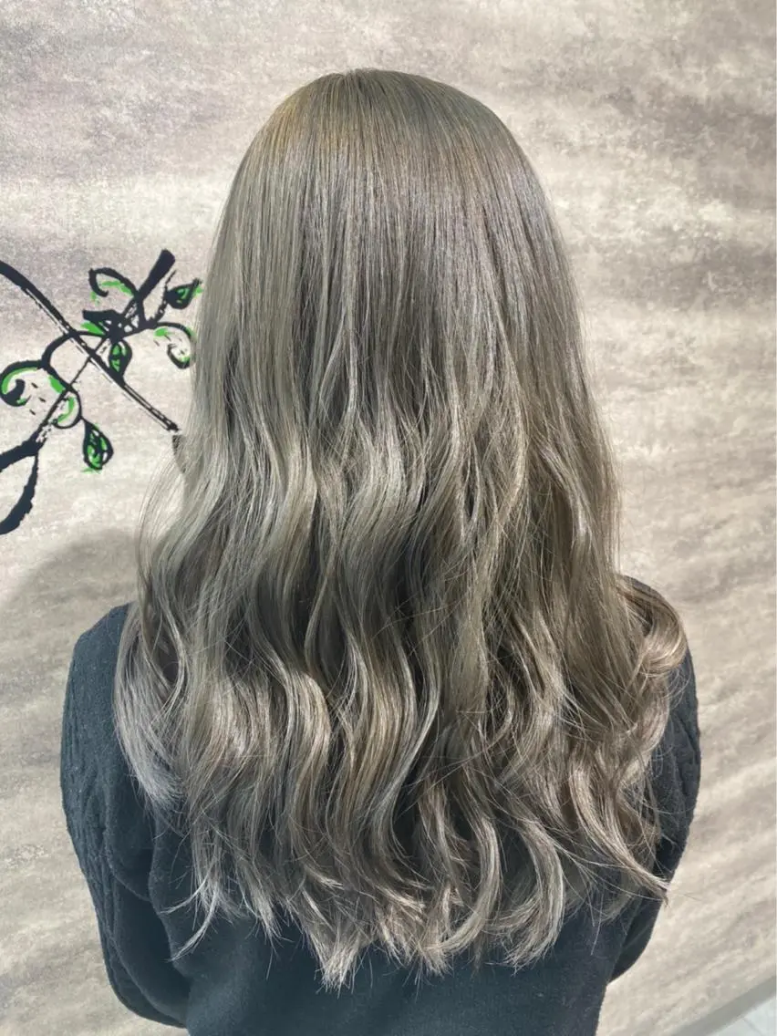 ロング カラー シルバー ヘアカラー Blanco Color&Careのヘアスタイル
