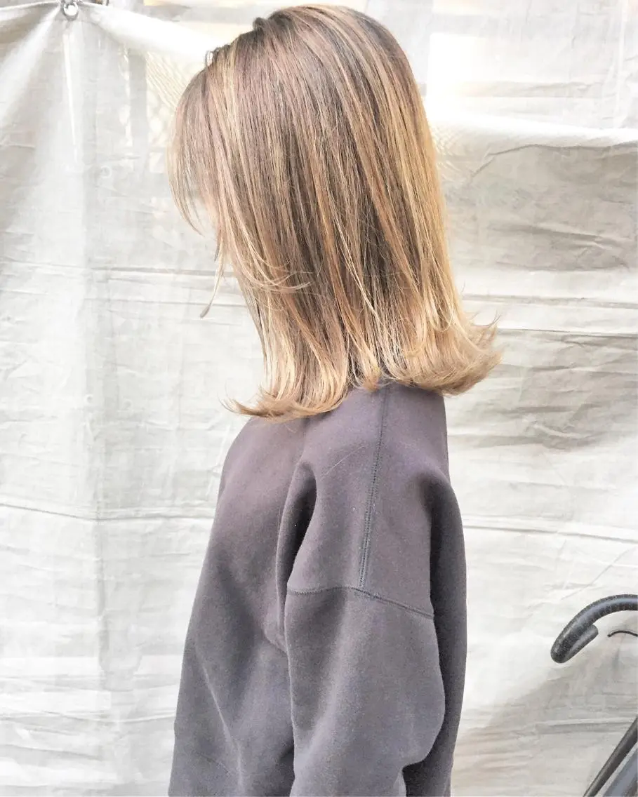ミディアム カラー パーマ ヘアアレンジ メンズ キッズ ネイル マツエク・マツパ メンズハイライト グレージュ ハイライトカラー ハイライト カット ヘアカラー トリートメント ヘッドスパ 顔まわりレイヤー× 韓国ヘアオタベシンヤのヘアスタイル
